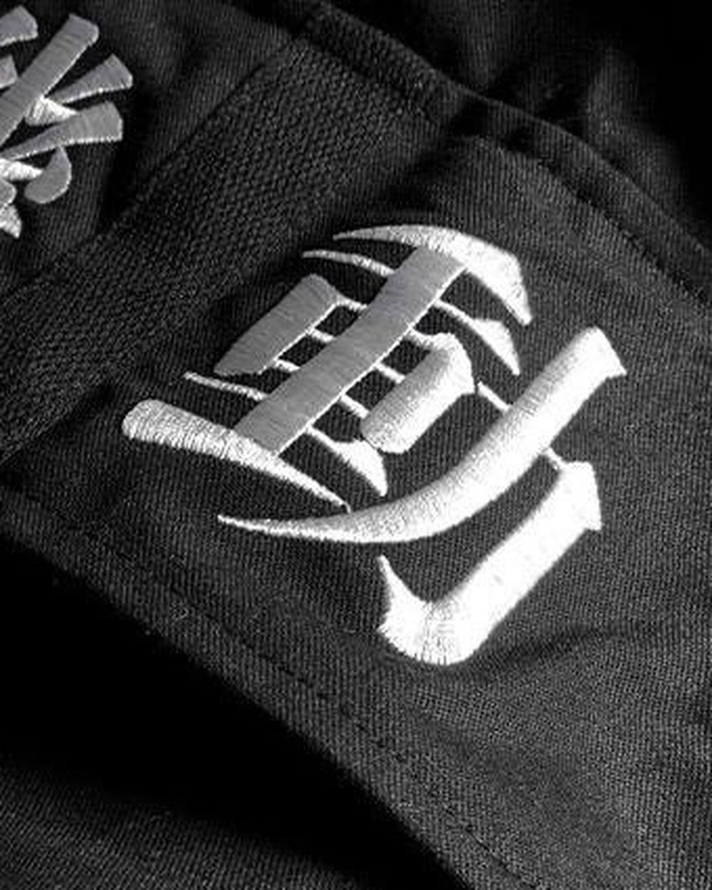 Close-up of the white 機動 kanji embroidered on the cargo pocket flap