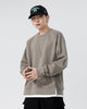 Taupe raglan sweatshirt with a white layer at the hem, worn with a black cap and black cargo pants
