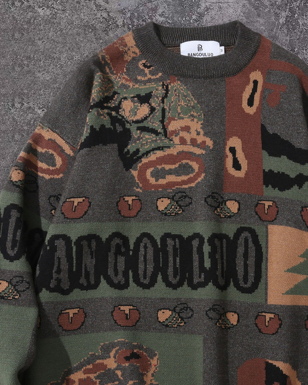 Close-up of the knitted teddy bear, acorns and lettering